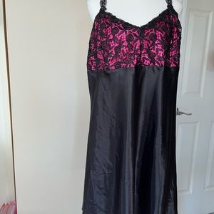 NWT 🆕💗Gorgeous nightgown black lace over black and pink satin type fabric